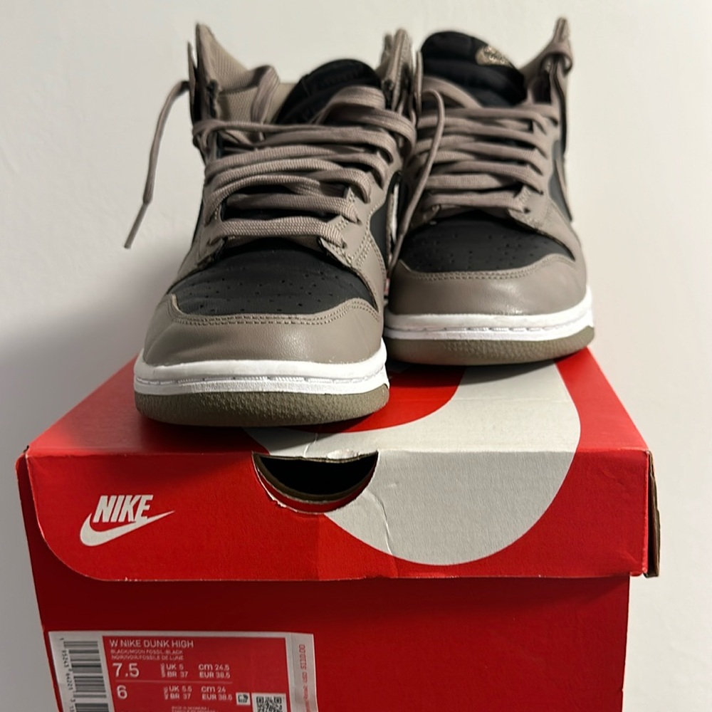 Nike Dunk High. Black/Moon Fossil-Black Women 7.5 Men 6.
